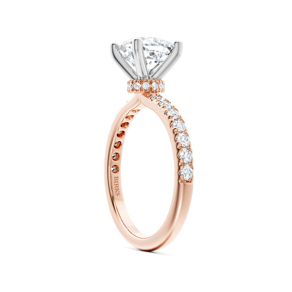 Bague de fian&ccedil;ailles en or rose avec solitaire taille coussin et pav&eacute; de diamants, avec halo cach&eacute; en pav&eacute;