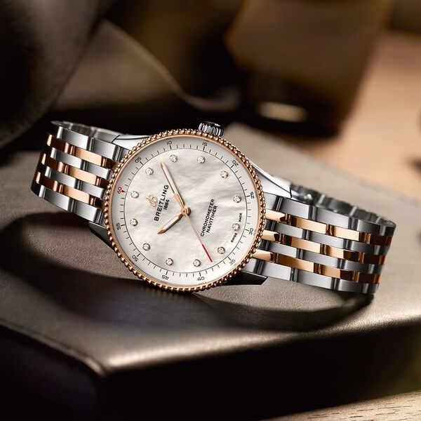 Navitimer 32 mm quartz en acier inoxydable, or rouge et diamants