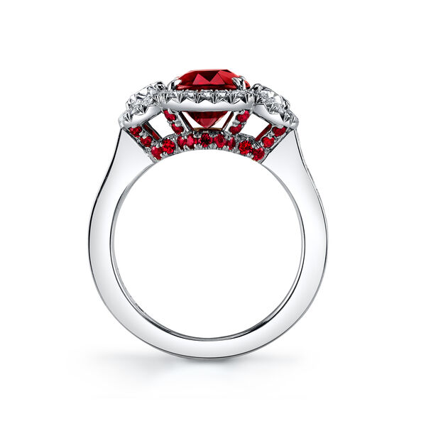 Bague à 3 pierres avec rubis ovale et halo de diamants