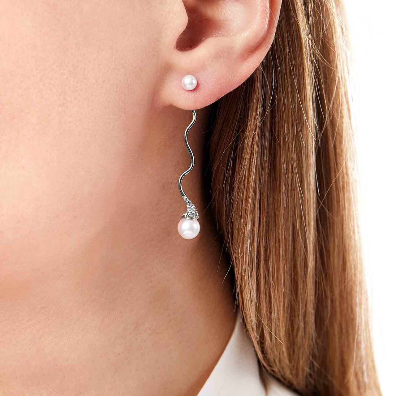 yoko london sleek white gold pearl swirl earrings qye2193 7x on model image number 2