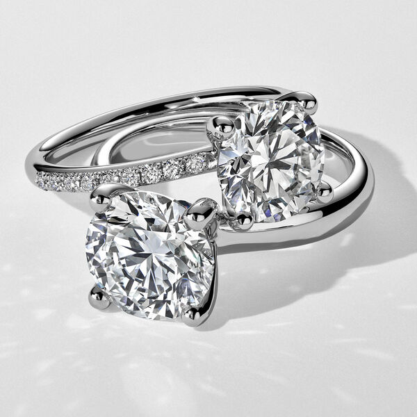 Bague de fiançailles solitaire diamant rond en platine avec accent saphir