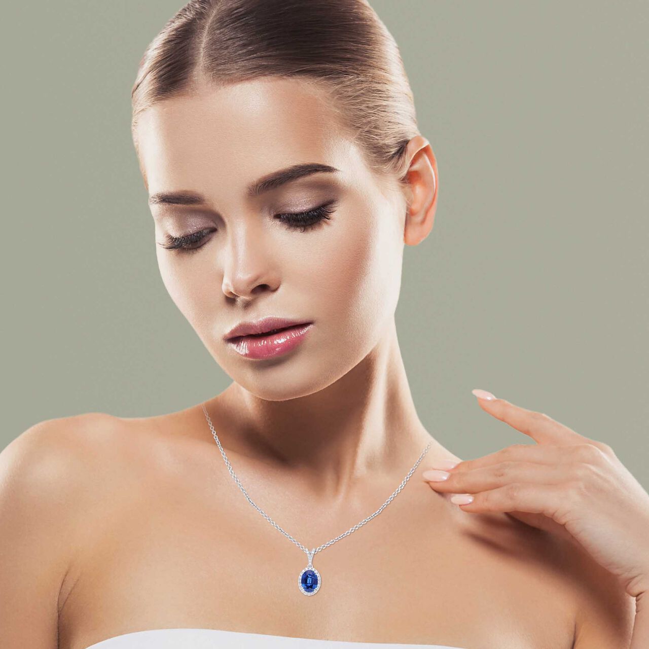 maison birks salon oval blue sapphire diamond halo sg15798p bs 8x6 on model image number 2