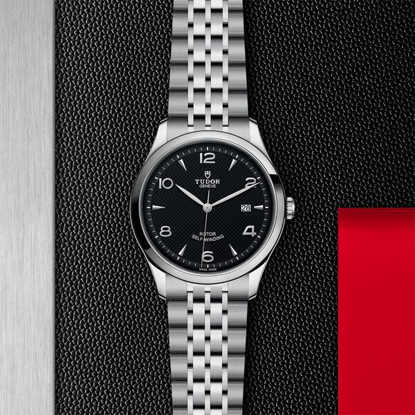 Boîtier en acier 41 mm. cadran foncé. bracelet en acier