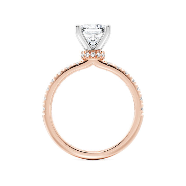 Bague de fian&ccedil;ailles en or rose avec solitaire taille coussin et pav&eacute; de diamants, avec halo cach&eacute; en pav&eacute;
