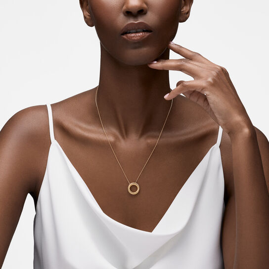 On-model view of Birks Essentials yellow gold spiral pendant worn on the neck image number 1