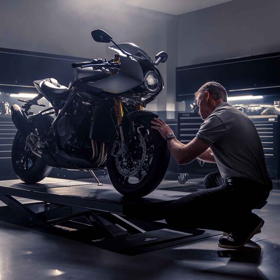 Breitling Chronomat B01 Triumph 42 mm Titanium and Red Gold image number 3