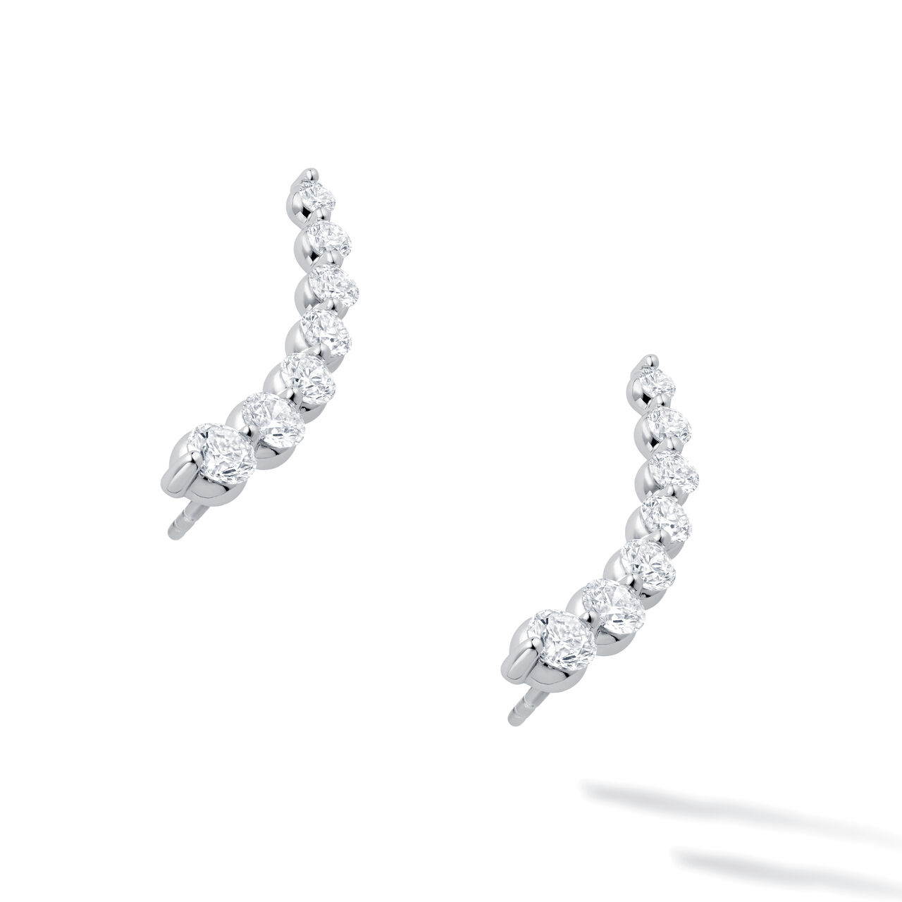 Boucles d'oreilles graimpantes en or blanc avec diamants sur griffes image number 2