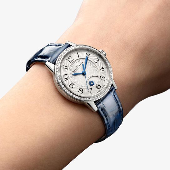 maison birks jaeger lecoultre rendez vous night day small 29mm q3468430 On Model image number 4