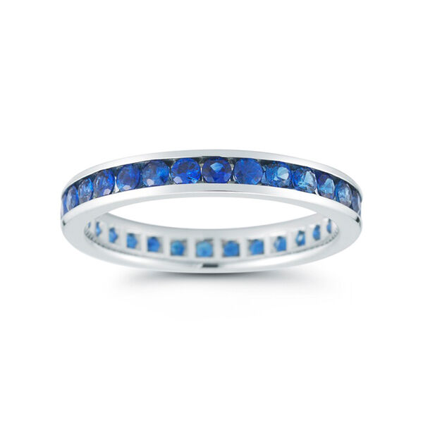 Alliance éternité en or blanc ornée d’un canal de 1.50 ct de saphirs