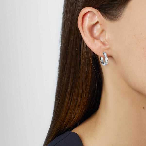 Boucles d'oreilles anneaux Bee de Chaumet en or blanc avec diamants, petit modèle