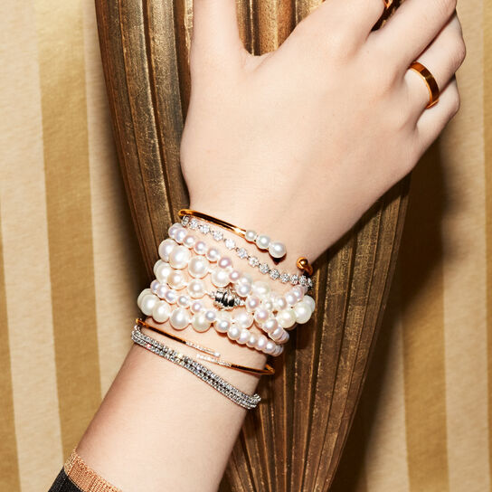 Birks Pearls bracelet manchette sur mannequin image number 1