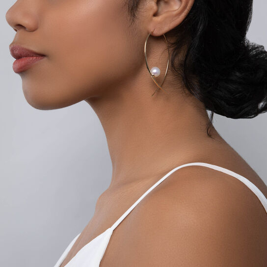 Birks Pearls Freshwater Pearl Hoop Earrings on model image number 1