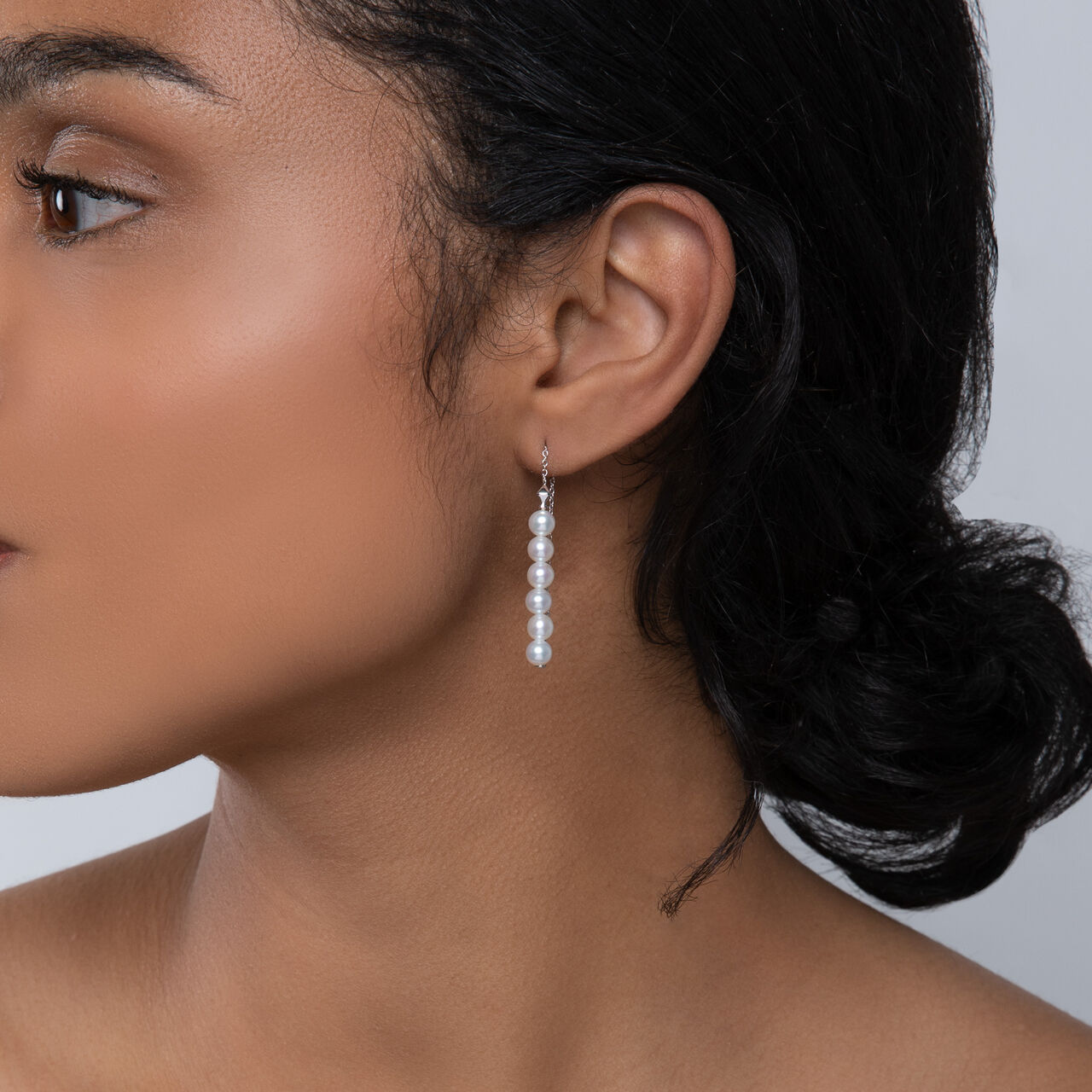 bijoux birks rock pearl freshwater pearl chain earrings on model image number 1