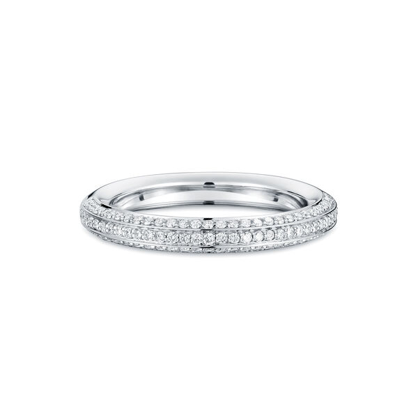 Alliance demi éternité en or blanc ornée de diamants