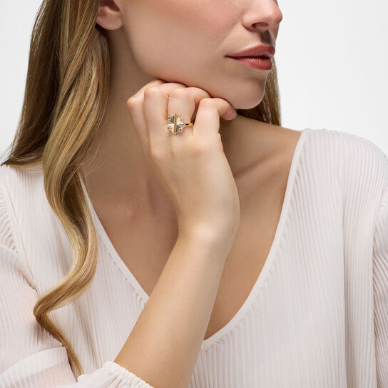 Birks Muse Bague en or jaune guilloché sur mannequin image number 1
