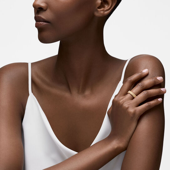 On-model view of Birks Essentials yellow gold pleated ring worn on the finger image number 1