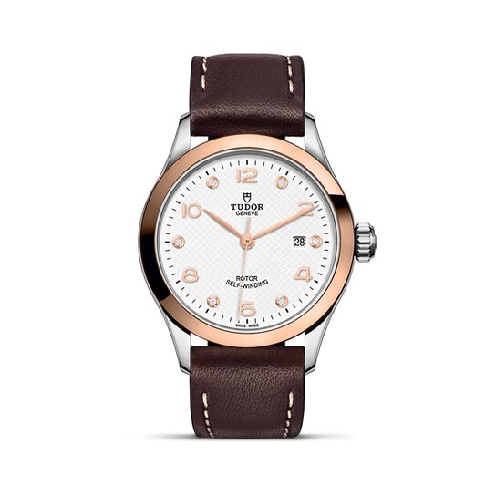 Tudor 1926 Boîtier en acier 28 mm^ cadran blanc serti de diamants^ bracelet en cuir brun^ lunette en or rose image number 0