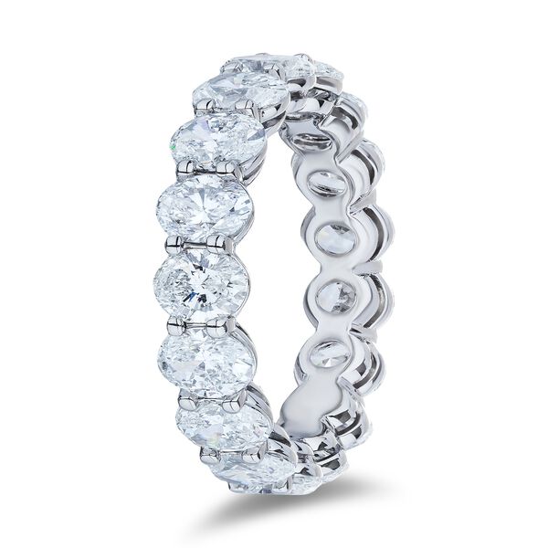 Alliance &eacute;ternit&eacute; en platine sertie de diamant ovale, 5.27ct