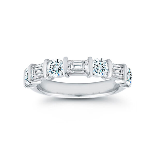 Alliance en platine sertie de 1.77 ct de diamants et de baguettes fuselées