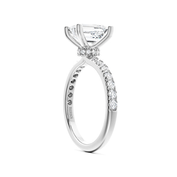 Bague de fian&ccedil;ailles en platine avec solitaire &eacute;meraude et pav&eacute; de diamants, avec halo cach&eacute; en pav&eacute;