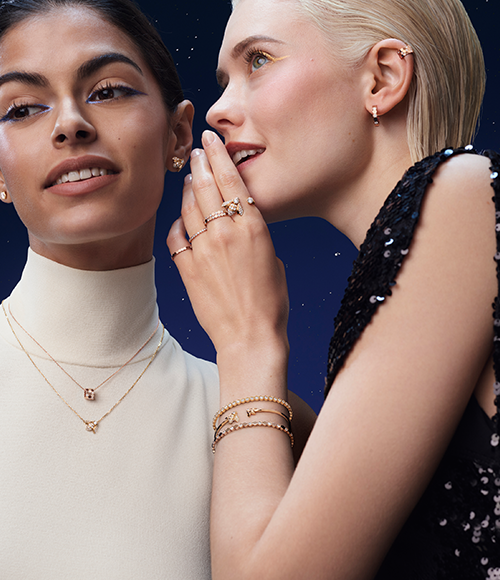 Deux femmes portent les bijoux Bee de Chaumet.
