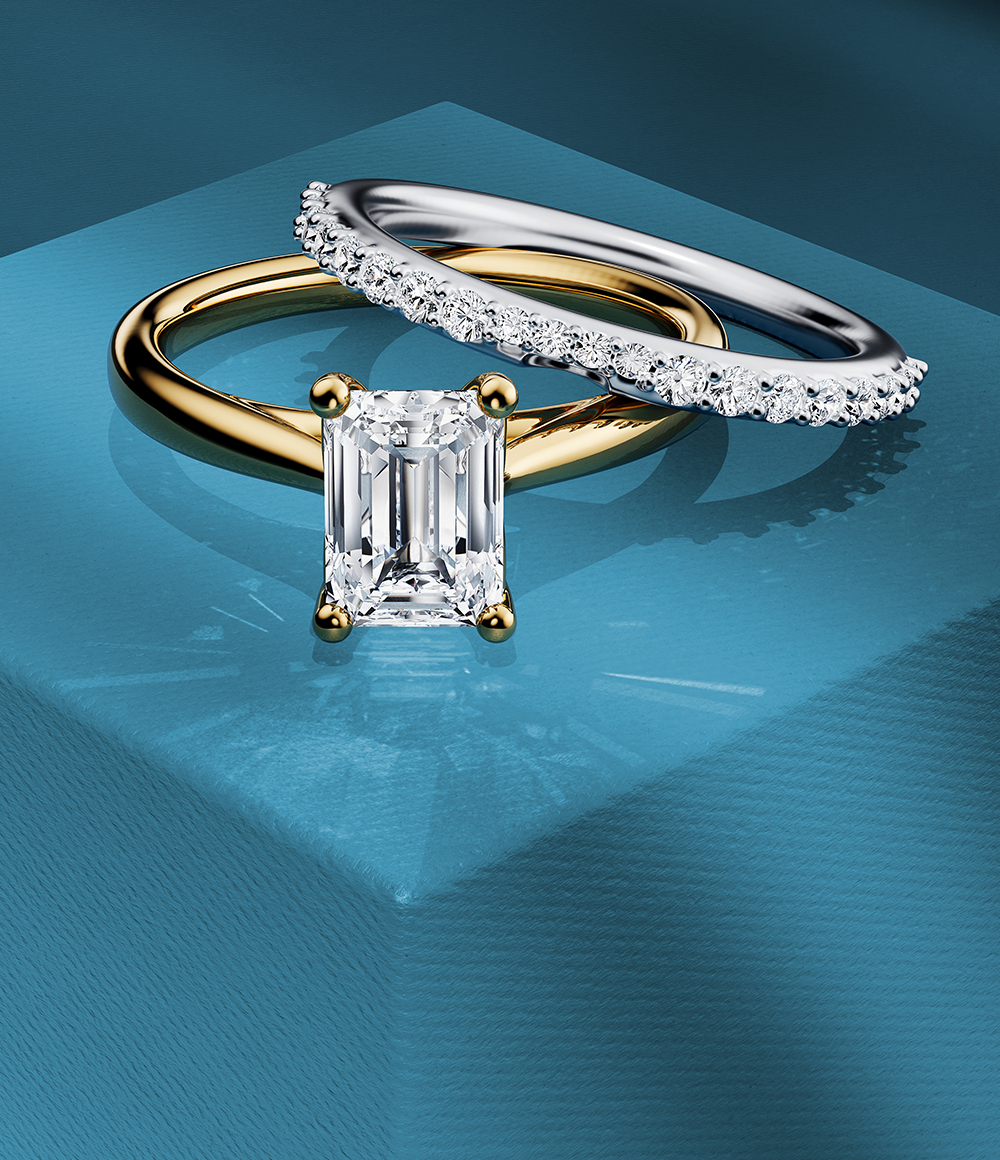 Bague de fiançailles et alliances de mariages Birks sur un fond bleu