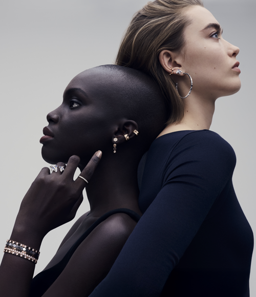 Deux femmes porte les bijoux Bee de Chaumet